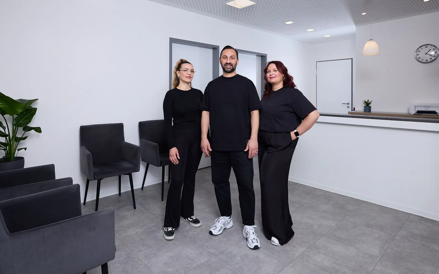 Das Team von ThePhysioCrack im Empfangsbereich der Praxis
